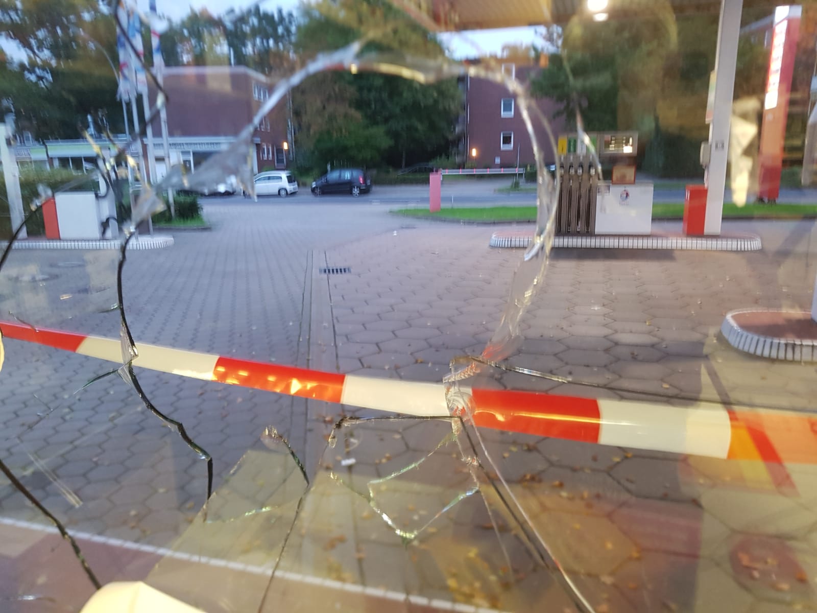 Einbruchschaden in Tankstelle, gebrochenes Fensterglas