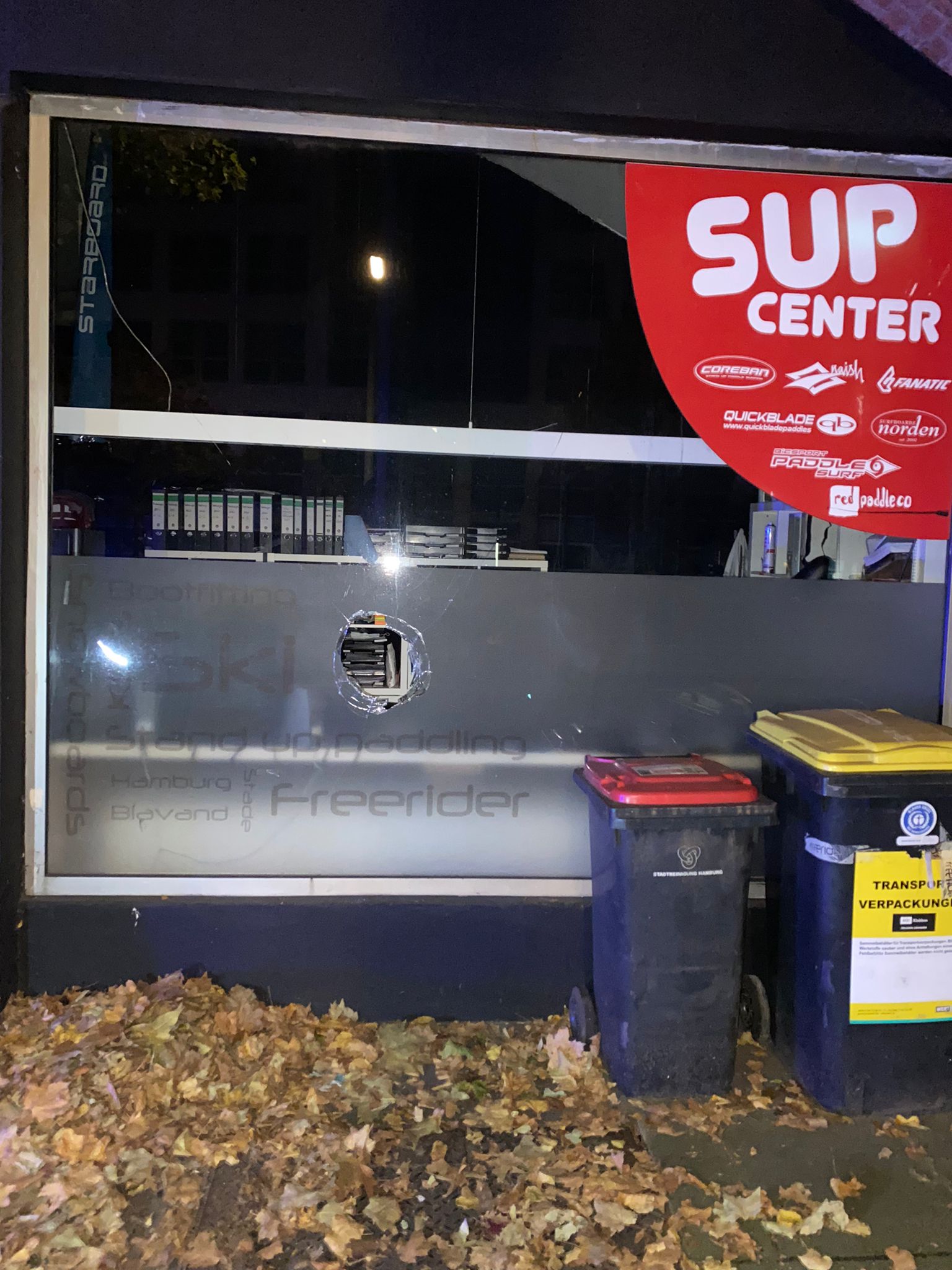 Versuchter Einbruch, Loch in Fensterfront in Hamburg