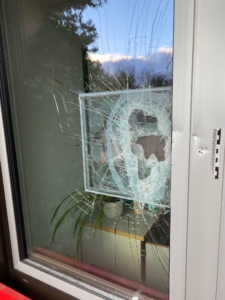 Notverglasung durch Glasengel®: Glasschaden durch Randale in einer Schule in Achim bei Bremen 3. Fenster