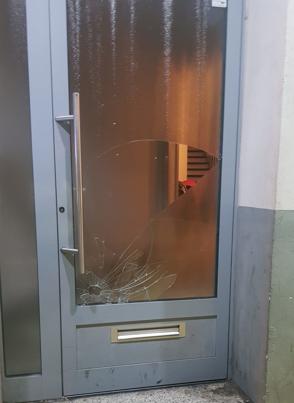 Glasschaden an einer Eingangstür durch Vandalismus in Essen